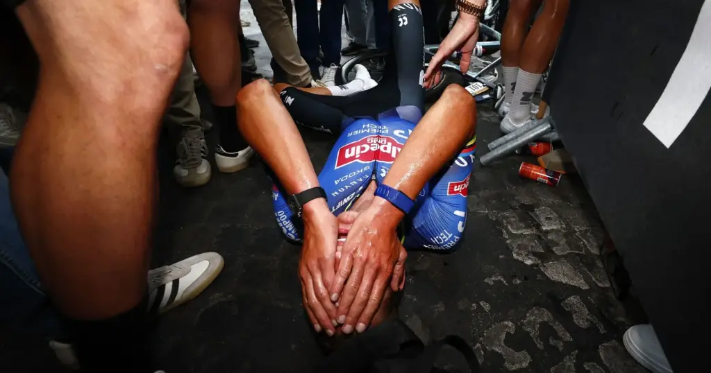 Philipsen nimmt die Beine hoch, damit van der Poel sicher siegt - Radsport-News.com
