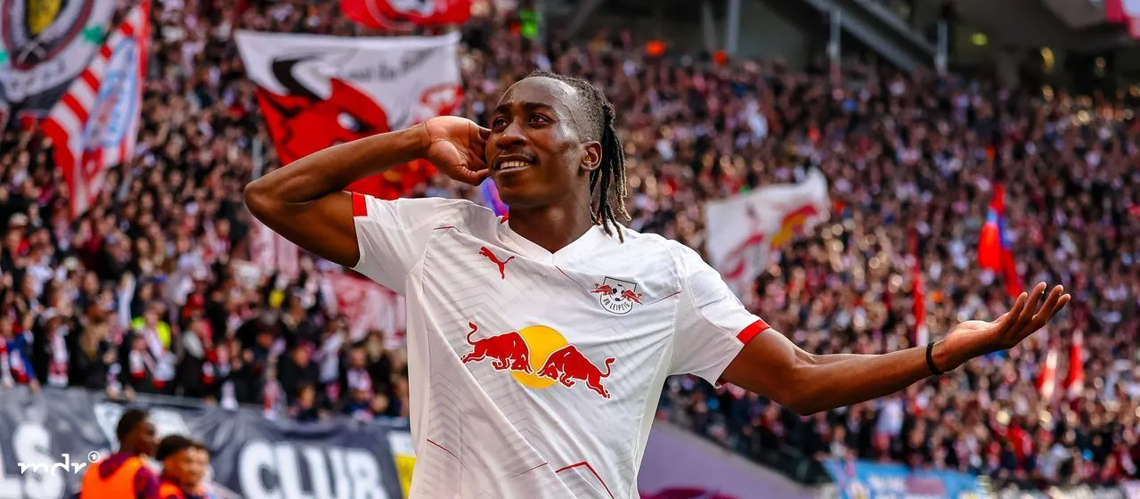 RB-Angreifer Yan Diomande bejubelt sein Führungstor gegen Borussia Mönchengladbach.