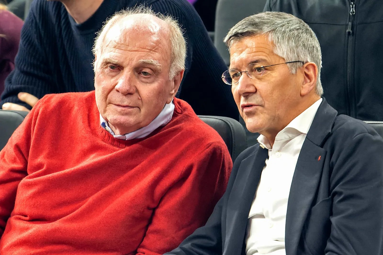 Bayern Münchens Präsident Herbert Hainer (rechts) und Ehrenpräsident Uli Hoeneß