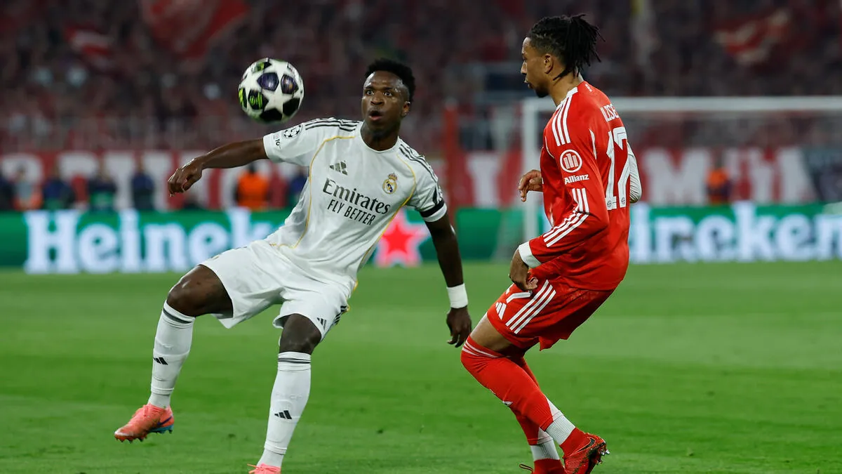 Vinicius Junior (l.) von Real Madrid und Michael Olise vom FC Bayern könnten in den Fokus des FC Liverpool rücken